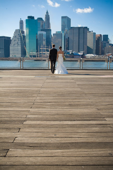 Braut und Bräutigam mit Manhattan-Skylinen in New York City.