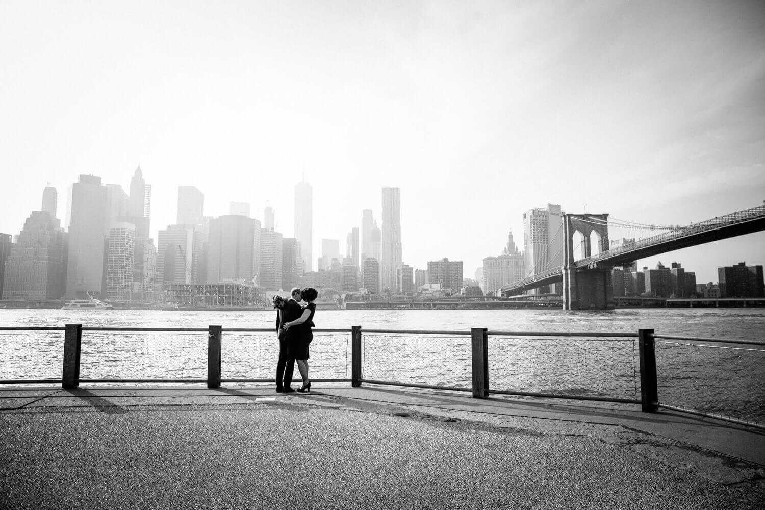 Wedding couple with New York City skyline and Brooklyn Bridge. Hochzeitspaare mit New- York CitySkyline und Brooklyn-Brücke.