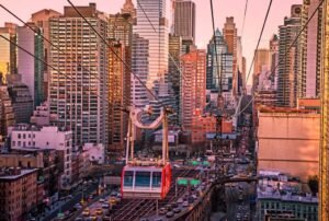 Die 75 m hoch schwebende Roosevelt Island Tramway verbindet die Insel im East River mit Manhattan