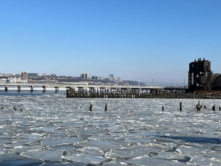 Es passiert nur alle Jahre einmal – Eisschollen auf dem Hudson River, als arktische Luft über NYC fegt