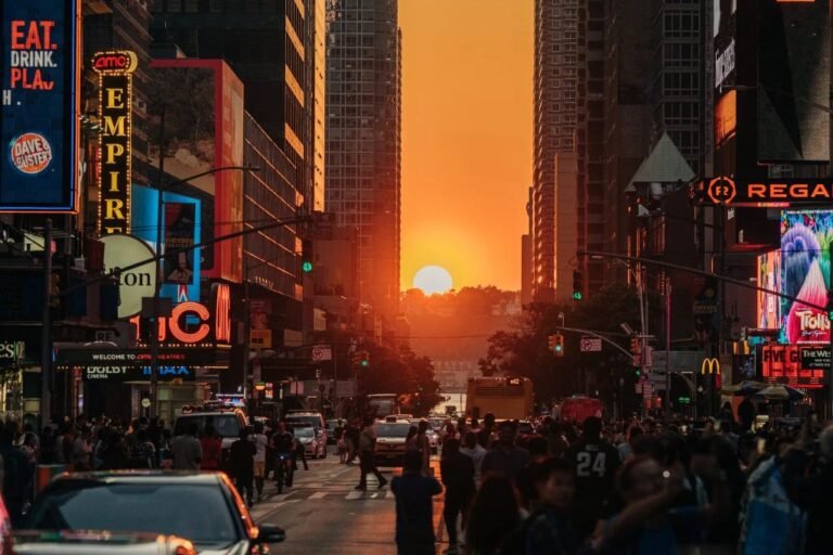 Manhattanhenge – Am Mittwoch und Donnerstag schien das Licht der untergehenden Sonne in nahezu gerader Linie durch die Häuserschluchten der Straßen von Manhattan