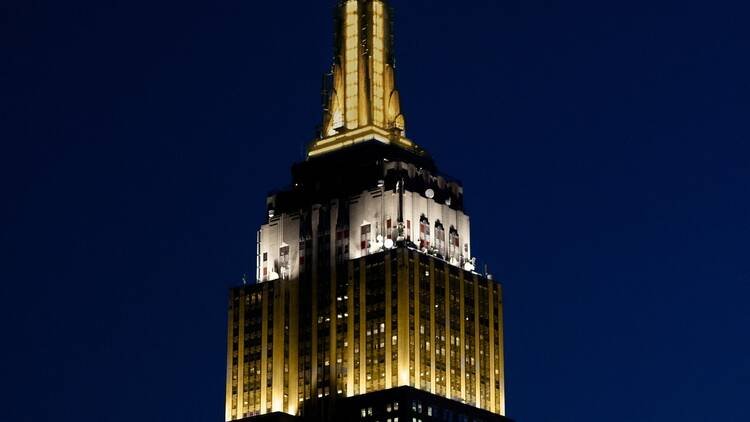 In einer Stadt mit drei Millionen Katholiken. Das Empire State Building wurde am Donnerstag in Gold und Weiß erleuchtet, um Leo XIV, den ersten amerikanischen Papst, zu ehren
