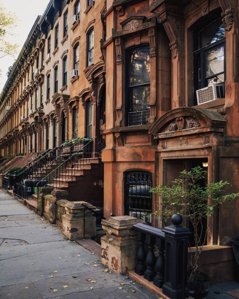 Brownstones – Hintergründe zu den ikonischen New Yorker Stadthäusern