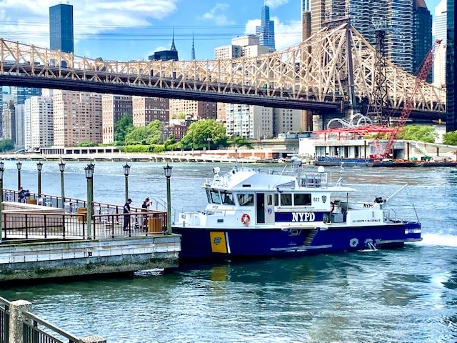 New Yorker Hafenpolizei birgt Leiche eines Mannes aus dem East River – Suche nach zwei ertrunkenen Teenagern läuft weiter