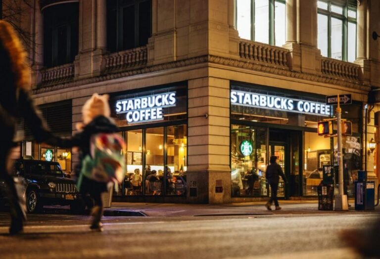 Das gab es seit den 1990er-Jahren nicht – Starbucks schließt abrupt Dutzende von Filialen in New York