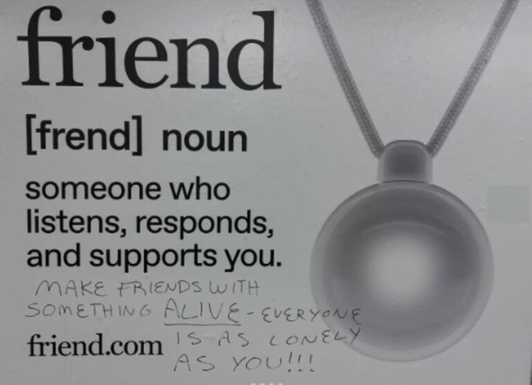 Künstlicher Freund unter Attacke. New Yorker verunstalten Poster von riesiger Werbekampagne für neue KI-Halskette „Friend“ – KI ist es egal, ob du lebst oder stirbst