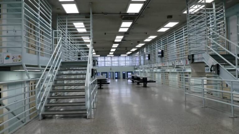 1,525 USD Kosten pro Tag und Häftling, gewaltiger Krankenstand bei Wärtern, Gewaltprobleme und neuer Bau für 3,8 Mrd. USD – das ist das New Yorker Gefängnissystem