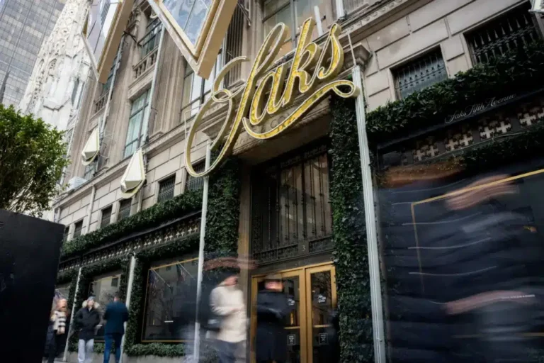 Nach 102 Jahren. Luxuskaufhaus Saks Fifth Avenue meldet Insolvenz an